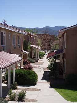 Imagen de los exteriores del Hotel The Santa Fe Suites. Foto 13