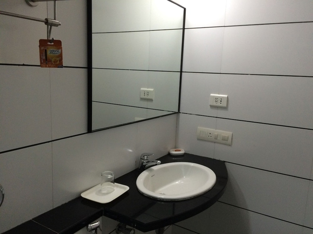 Imagen de la habitación del Hotel The Sapphire Comfort. Foto 8