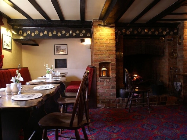 Imagen del bar/restaurante del Hotel The Saracens Head, Amersham. Foto 9