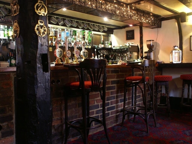 Imagen del bar/restaurante del Hotel The Saracens Head, Amersham. Foto 11