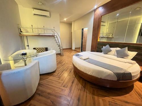 Imagen de la habitación del Hotel The Saroja Grand Villa Resorts. Foto 14