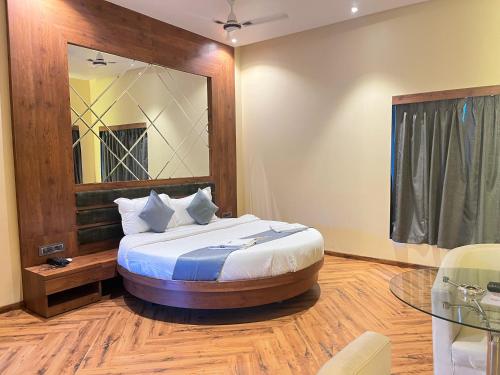 Imagen de la habitación del Hotel The Saroja Grand Villa Resorts. Foto 18