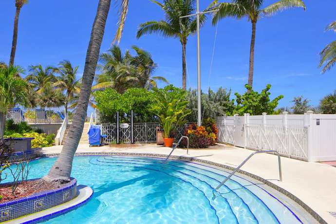 Imagen de la piscina del Hotel The Savoy and Beach Club. Foto 12