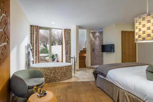 Imagen de la habitación del Hotel The Scarlet. Foto 6