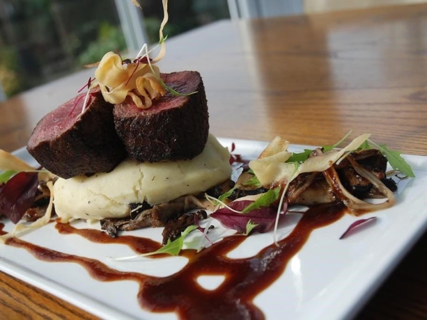 Imagen del bar/restaurante del Hotel The Sea Trout Inn. Foto 5