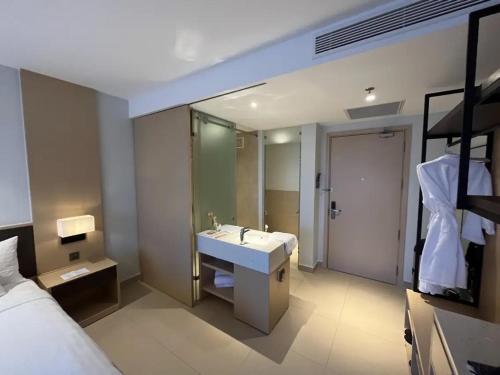 Imagen de la habitación del Hotel The Sea View Cam Ranh Beach Resort. Foto 19