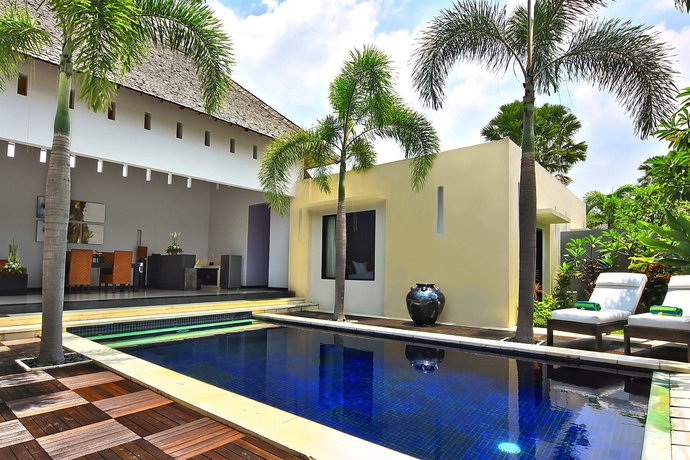 Imagen de la piscina del Hotel The Seminyak Suite - Private Villa - Chse Certified. Foto 14