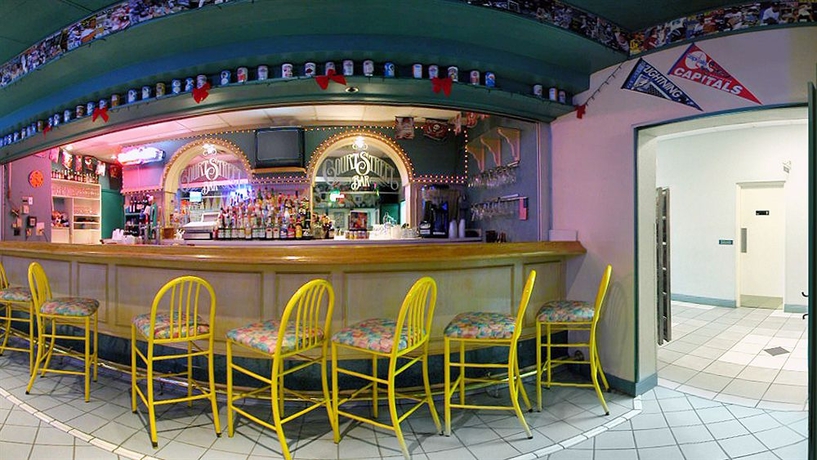 Imagen del bar/restaurante del Hotel The Seralago And Suites. Foto 1