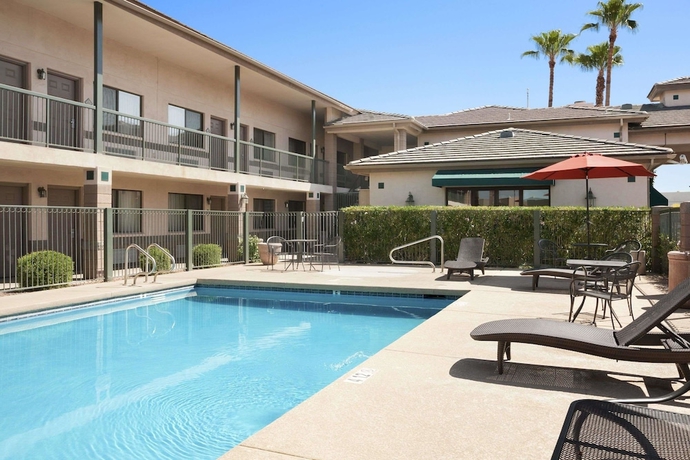 Imagen de la piscina del Hotel The Serene Glendale Peoria, Surestay Collection by BW. Foto 17