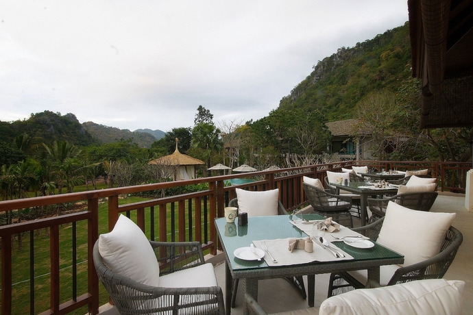 Imagen del bar/restaurante del Hotel The Series Resort Khaoyai. Foto 4