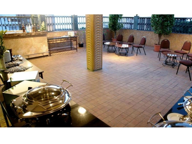 Imagen del bar/restaurante del Hotel The Shalimar. Foto 2