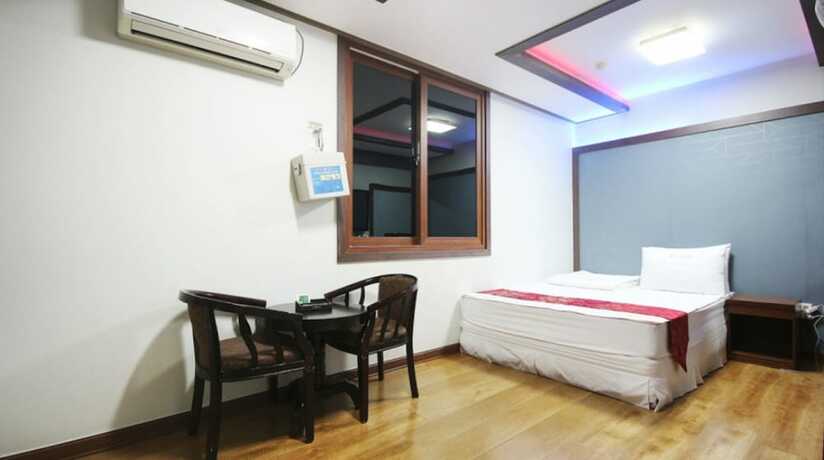 Imagen de la habitación del Hotel The Sharp Motel. Foto 18