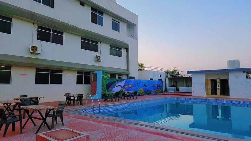 Imagen de la piscina del Hotel The Shikhar Resort. Foto 14