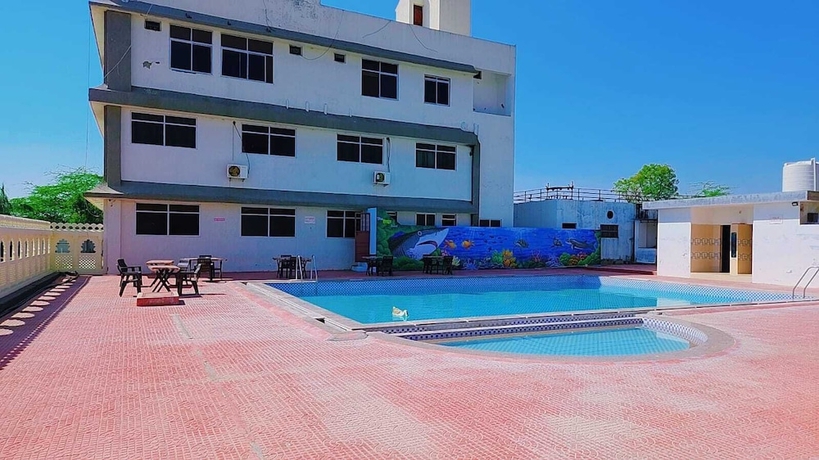 Imagen de la piscina del Hotel The Shikhar Resort. Foto 15