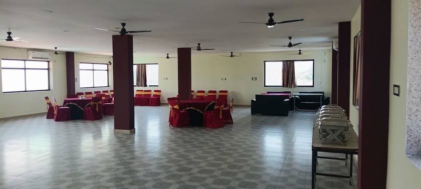 Imagen de los interiores del Hotel The Shikhar Resort. Foto 12