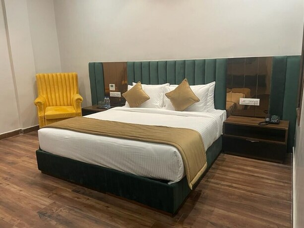 Imagen de la habitación del Hotel The Signate Royale. Foto 16