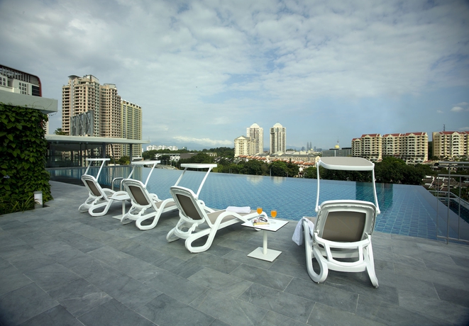 Imagen de la piscina del Hotel The Signature and Serviced Suites Kuala Lumpur. Foto 16