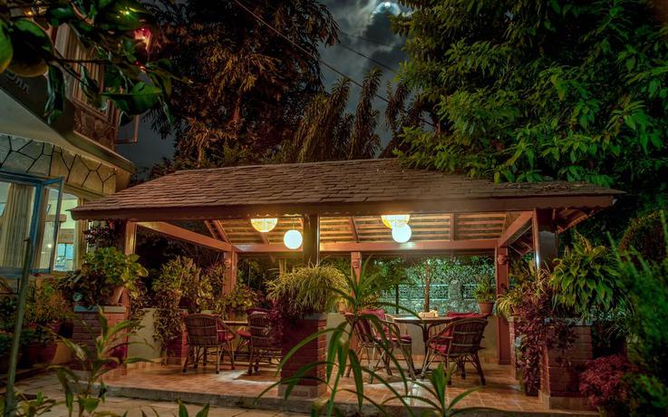 Imagen de los exteriores del Hotel The Silver Oaks Inn. Foto 8