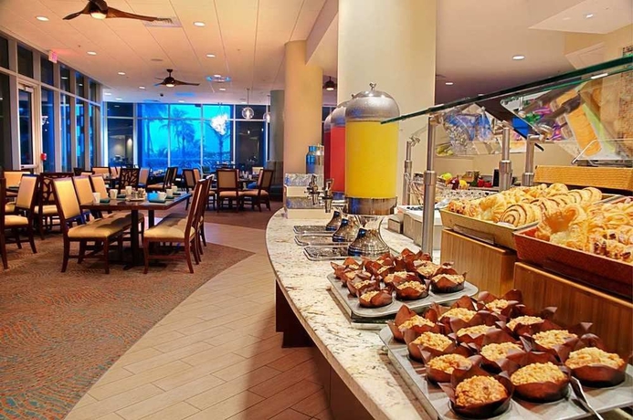 Imagen del bar/restaurante del Hotel The Singer Oceanfront Resort, Curio Collection by Hilton. Foto 1