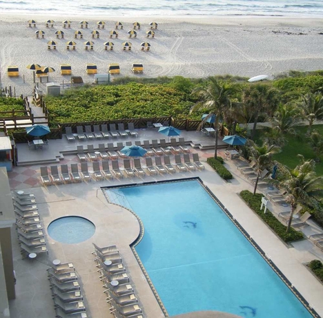 Imagen de la piscina del Hotel The Singer Oceanfront Resort, Curio Collection by Hilton. Foto 6