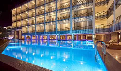 Imagen de la piscina del Hotel The Sintesa Jimbaran Bali. Foto 10