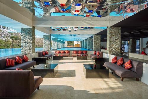 Imagen de la piscina del Hotel The Sintesa Jimbaran Bali. Foto 11