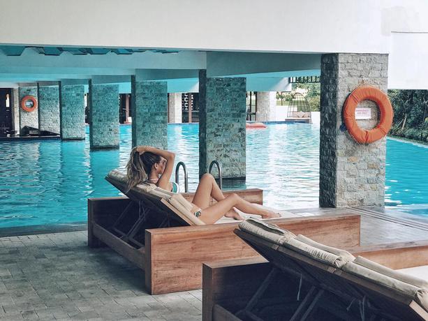 Imagen de la piscina del Hotel The Sintesa Jimbaran Bali. Foto 12