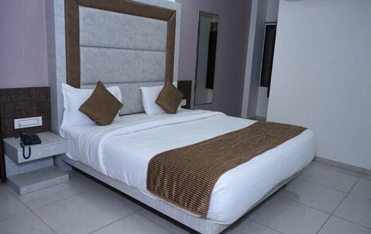 Imagen de la habitación del Hotel The Sky Comfort - Parth Inn. Foto 16