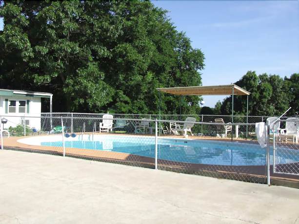 Imagen de la piscina del Hotel The Skyline Motel. Foto 5
