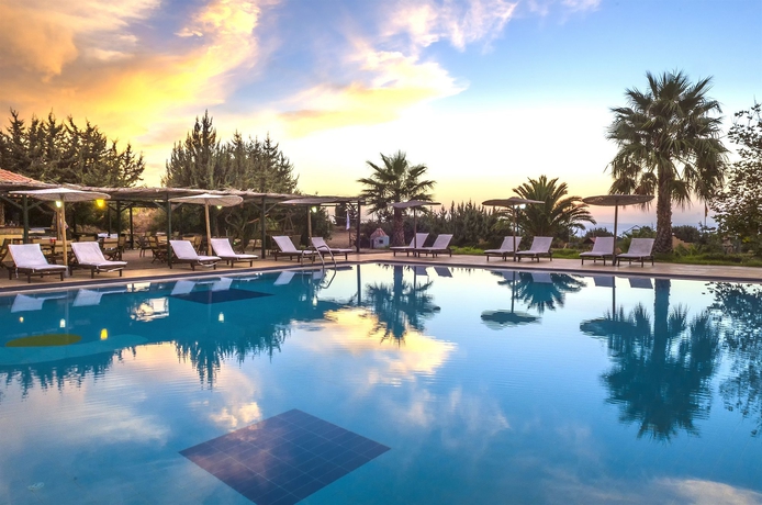 Imagen de la piscina del Hotel The Small Village. Foto 14