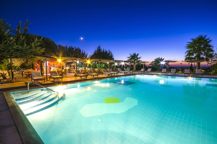 Imagen de la piscina del Hotel The Small Village. Foto 15