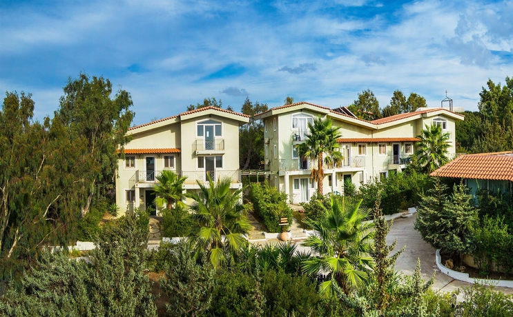 Imagen de los exteriores del Hotel The Small Village. Foto 11