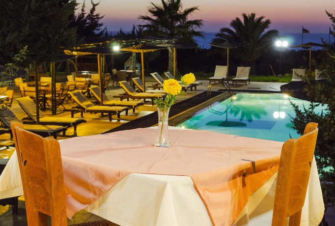 Imagen del bar/restaurante del Hotel The Small Village. Foto 4