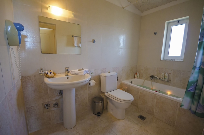 Imagen de la habitación del Hotel The Small Village. Foto 10