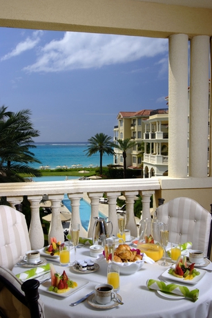 Imagen del bar/restaurante del Hotel The Somerset On Grace Bay. Foto 4