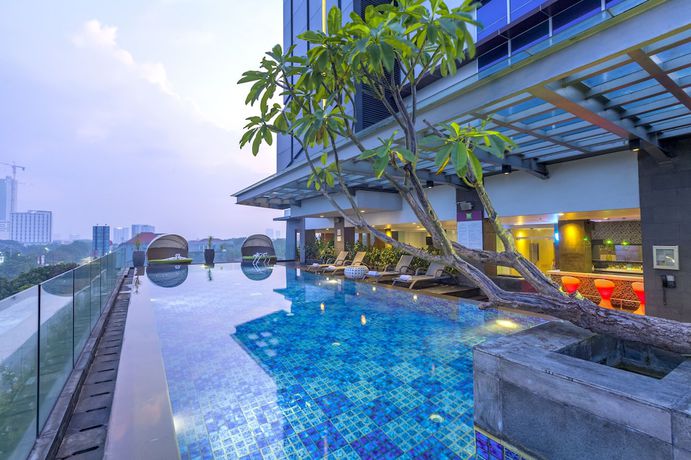 Imagen de la piscina del Hotel The Southern Hotel Surabaya. Foto 20