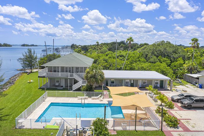 Imagen de la piscina del Hotel The Sportsman\'s Lodge and Marina. Foto 20
