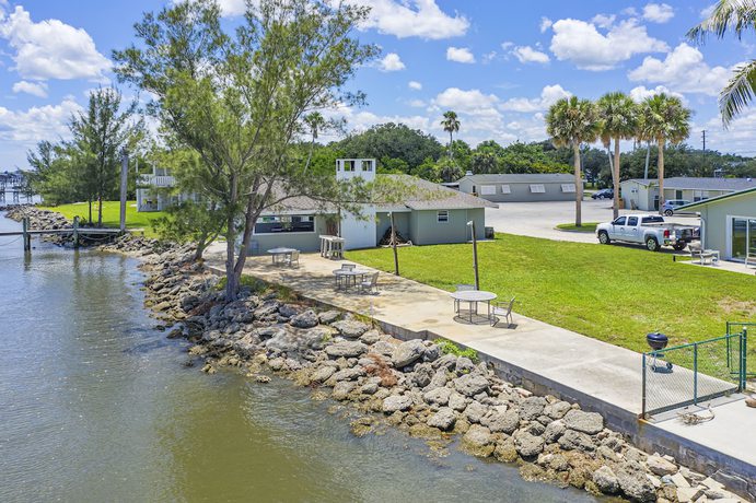 Imagen de los exteriores del Hotel The Sportsman\'s Lodge and Marina. Foto 19