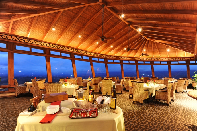 Imagen del bar/restaurante del Hotel The Springs Resort and Spa At Arenal. Foto 4