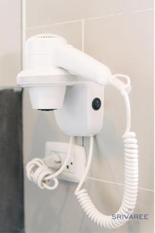 Imagen de la habitación del Hotel The Srivaree Airport. Foto 8