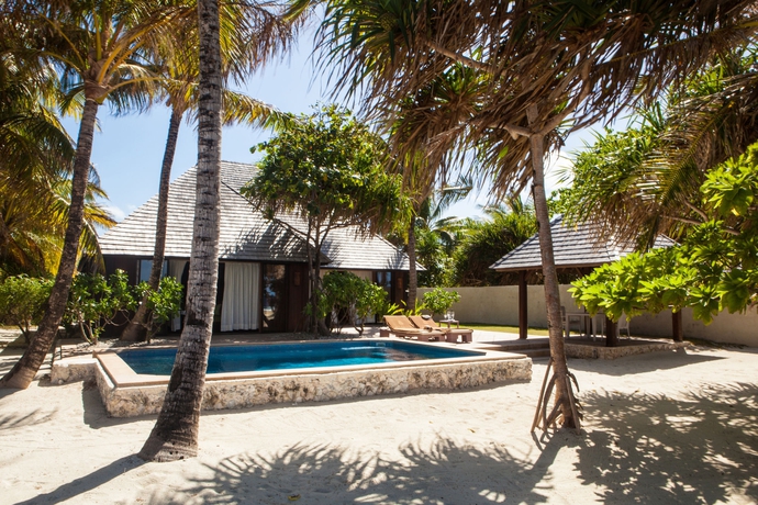 Imagen de la piscina del Hotel The St. Regis Bora Bora Resort. Foto 15