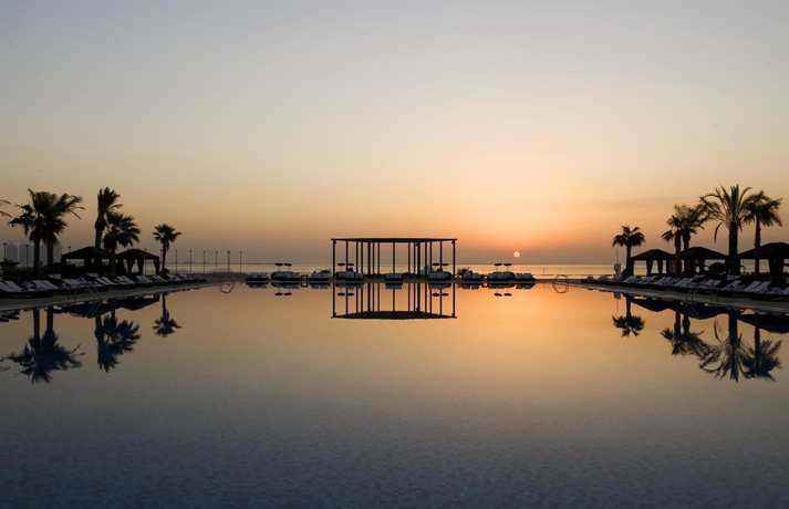 Imagen de la piscina del Hotel The St. Regis Doha. Foto 16