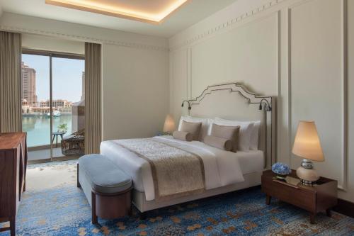 Imagen de la habitación del Hotel The St. Regis Marsa Arabia Island, The Pearl Qatar. Foto 14