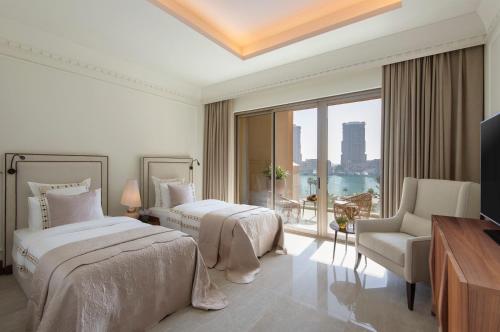 Imagen de la habitación del Hotel The St. Regis Marsa Arabia Island, The Pearl Qatar. Foto 17