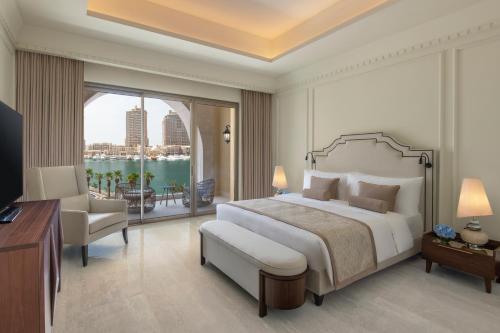 Imagen de la habitación del Hotel The St. Regis Marsa Arabia Island, The Pearl Qatar. Foto 19