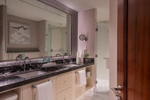 Imagen de la habitación del Hotel The St. Regis Marsa Arabia Island, The Pearl Qatar. Foto 20