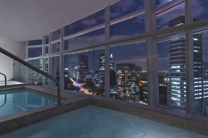 Imagen de la piscina del Hotel The St. Regis Mexico City. Foto 16