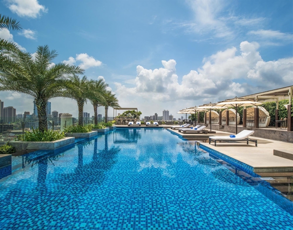 Imagen de la piscina del Hotel The St. Regis Mumbai. Foto 16
