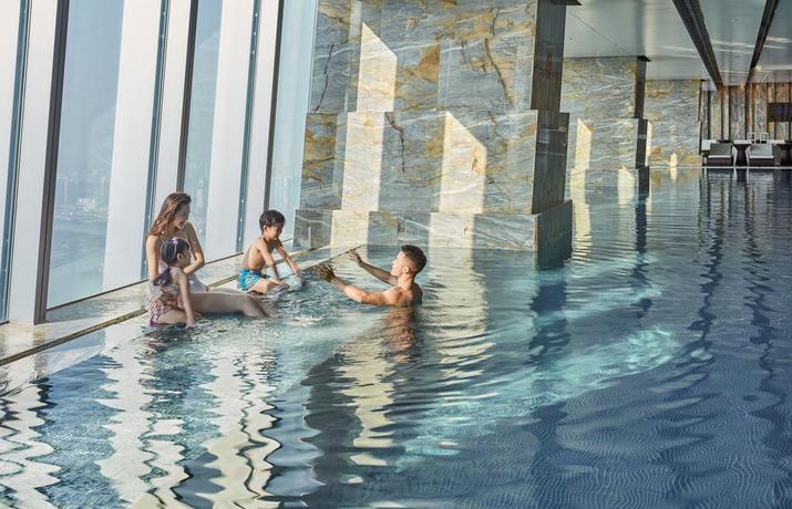 Imagen de la piscina del Hotel The St. Regis Shenzhen. Foto 12