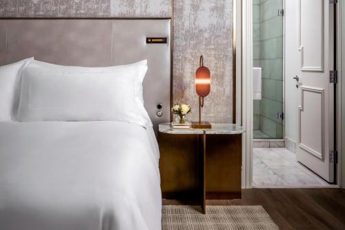 Imagen de la habitación del Hotel The St. Regis Toronto. Foto 20